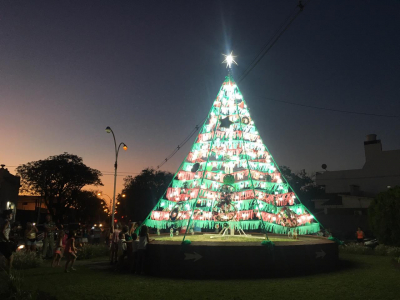 El Arbolito de Navidad Ilumina las 5 Esquinas de Gálvez